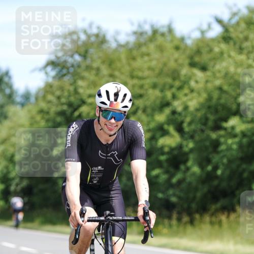21.06.2026 - Viking Triathlon Michael Burmester http://msf.ph/oto/9866768 21.06.2026 12:12:51 Radfahren 301, 303, 346, 450, 473, 491, 566 meine-sportfotos.de
