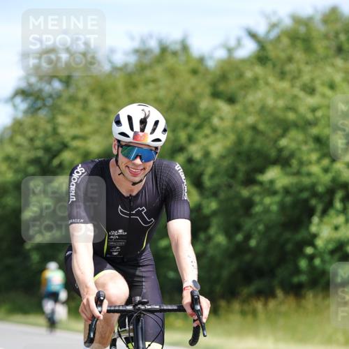 21.06.2026 - Viking Triathlon Michael Burmester http://msf.ph/oto/9866770 21.06.2026 12:12:51 Radfahren 301, 303, 346, 450, 473, 491, 566 meine-sportfotos.de