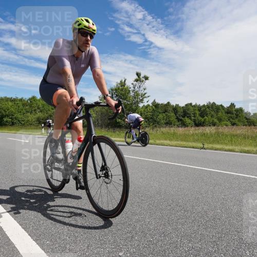21.06.2026 - Viking Triathlon Michael Burmester http://msf.ph/oto/9867744 21.06.2026 11:41:06 Radfahren 26, 96, 136, 247, 287, 287, 317, 467, 467, 658 meine-sportfotos.de