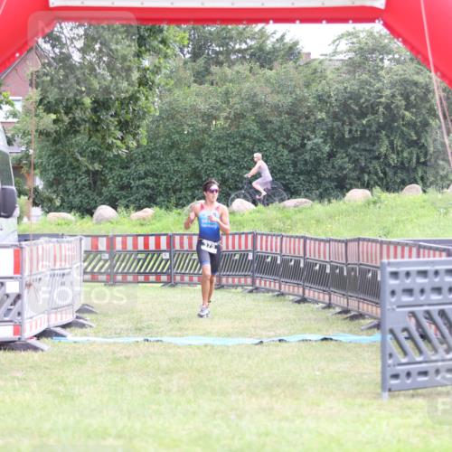 21.06.2026 - 29. Vierlanden-Triathlon Andreas Tolksdorf http://msf.ph/oto/9869834 21.06.2026 10:48:56 Ziel  meine-sportfotos.de