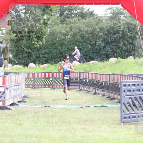 21.06.2026 - 29. Vierlanden-Triathlon Andreas Tolksdorf http://msf.ph/oto/9869848 21.06.2026 10:48:56 Ziel  meine-sportfotos.de
