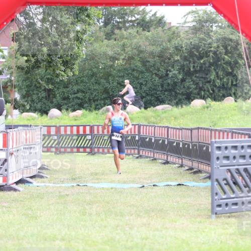 21.06.2026 - 29. Vierlanden-Triathlon Andreas Tolksdorf http://msf.ph/oto/9869854 21.06.2026 10:48:56 Ziel  meine-sportfotos.de