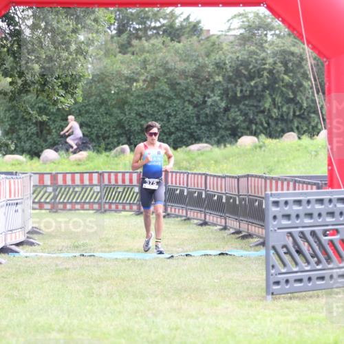 21.06.2026 - 29. Vierlanden-Triathlon Andreas Tolksdorf http://msf.ph/oto/9869883 21.06.2026 10:48:57 Ziel  meine-sportfotos.de