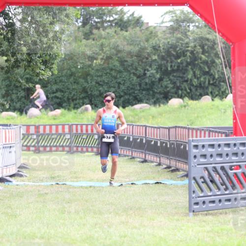 21.06.2026 - 29. Vierlanden-Triathlon Andreas Tolksdorf http://msf.ph/oto/9869914 21.06.2026 10:48:57 Ziel  meine-sportfotos.de