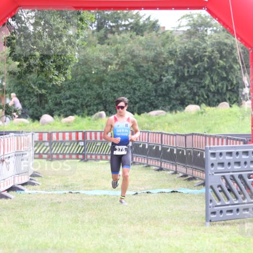 21.06.2026 - 29. Vierlanden-Triathlon Andreas Tolksdorf http://msf.ph/oto/9869939 21.06.2026 10:48:58 Ziel  meine-sportfotos.de