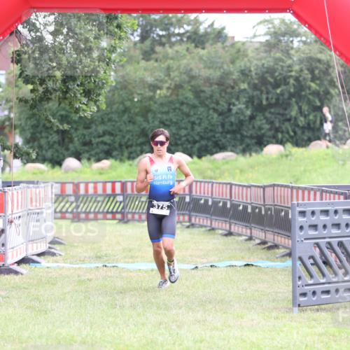 21.06.2026 - 29. Vierlanden-Triathlon Andreas Tolksdorf http://msf.ph/oto/9870018 21.06.2026 10:48:58 Ziel  meine-sportfotos.de