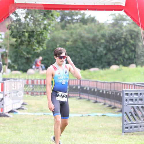 21.06.2026 - 29. Vierlanden-Triathlon Andreas Tolksdorf http://msf.ph/oto/9870111 21.06.2026 10:49:03 Ziel  meine-sportfotos.de