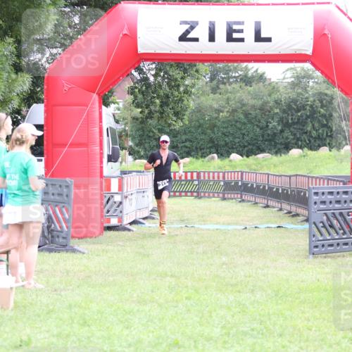 21.06.2026 - 29. Vierlanden-Triathlon Andreas Tolksdorf http://msf.ph/oto/9870378 21.06.2026 10:51:43 Ziel 311, 311 meine-sportfotos.de