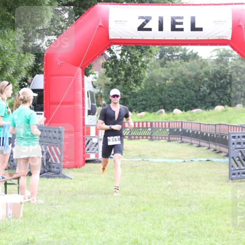 21.06.2026 - 29. Vierlanden-Triathlon Andreas Tolksdorf http://msf.ph/oto/9870458 21.06.2026 10:51:45 Ziel 311, 311 meine-sportfotos.de