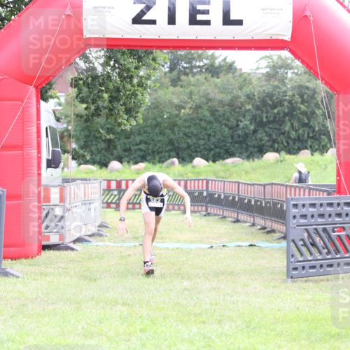 21.06.2026 - 29. Vierlanden-Triathlon Andreas Tolksdorf http://msf.ph/oto/9870577 21.06.2026 10:52:14 Ziel  meine-sportfotos.de