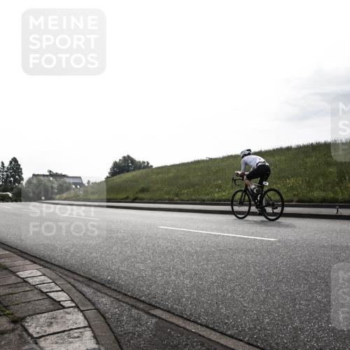 21.06.2026 - 29. Vierlanden-Triathlon H.Heesch http://msf.ph/oto/9870706 21.06.2026 09:15:58 Radfahren 128, 145 meine-sportfotos.de