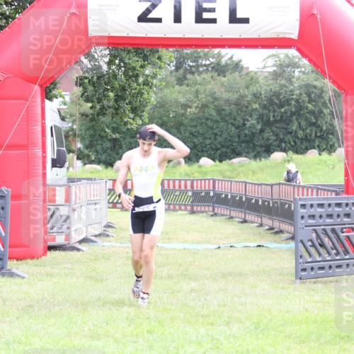 21.06.2026 - 29. Vierlanden-Triathlon Andreas Tolksdorf http://msf.ph/oto/9870722 21.06.2026 10:52:16 Ziel  meine-sportfotos.de