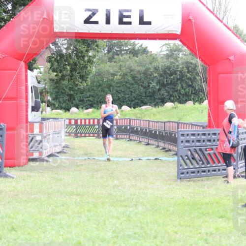 21.06.2026 - 29. Vierlanden-Triathlon Andreas Tolksdorf http://msf.ph/oto/9870916 21.06.2026 10:54:15 Ziel  meine-sportfotos.de