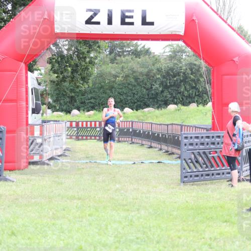 21.06.2026 - 29. Vierlanden-Triathlon Andreas Tolksdorf http://msf.ph/oto/9870923 21.06.2026 10:54:15 Ziel  meine-sportfotos.de