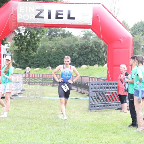 21.06.2026 - 29. Vierlanden-Triathlon Andreas Tolksdorf http://msf.ph/oto/9871134 21.06.2026 10:54:25 Ziel  meine-sportfotos.de