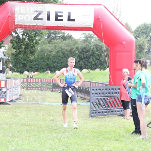 21.06.2026 - 29. Vierlanden-Triathlon Andreas Tolksdorf http://msf.ph/oto/9871214 21.06.2026 10:54:25 Ziel  meine-sportfotos.de