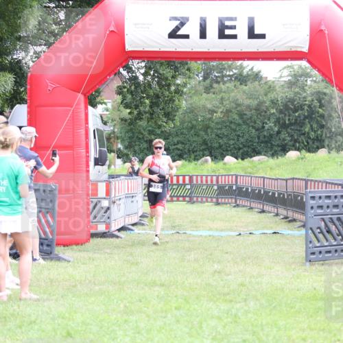 21.06.2026 - 29. Vierlanden-Triathlon Andreas Tolksdorf http://msf.ph/oto/9871363 21.06.2026 10:55:40 Ziel  meine-sportfotos.de