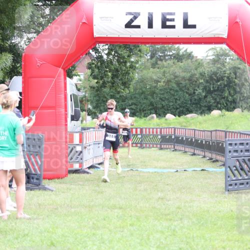 21.06.2026 - 29. Vierlanden-Triathlon Andreas Tolksdorf http://msf.ph/oto/9871423 21.06.2026 10:55:40 Ziel  meine-sportfotos.de