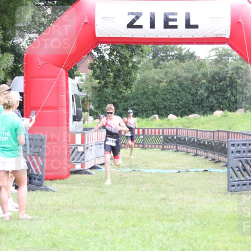 21.06.2026 - 29. Vierlanden-Triathlon Andreas Tolksdorf http://msf.ph/oto/9871440 21.06.2026 10:55:40 Ziel  meine-sportfotos.de