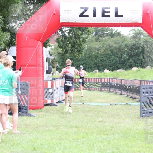 21.06.2026 - 29. Vierlanden-Triathlon Andreas Tolksdorf http://msf.ph/oto/9871476 21.06.2026 10:55:40 Ziel  meine-sportfotos.de