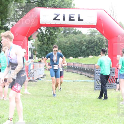 21.06.2026 - 29. Vierlanden-Triathlon Andreas Tolksdorf http://msf.ph/oto/9871666 21.06.2026 10:56:01 Ziel 210, 210 meine-sportfotos.de