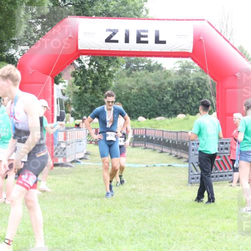 21.06.2026 - 29. Vierlanden-Triathlon Andreas Tolksdorf http://msf.ph/oto/9871677 21.06.2026 10:56:01 Ziel 210, 210 meine-sportfotos.de