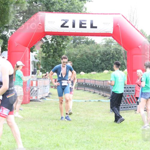 21.06.2026 - 29. Vierlanden-Triathlon Andreas Tolksdorf http://msf.ph/oto/9871704 21.06.2026 10:56:01 Ziel 210, 210 meine-sportfotos.de