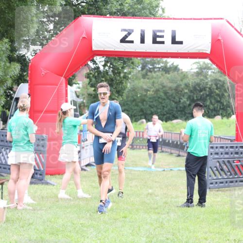 21.06.2026 - 29. Vierlanden-Triathlon Andreas Tolksdorf http://msf.ph/oto/9871727 21.06.2026 10:56:03 Ziel 210, 210 meine-sportfotos.de