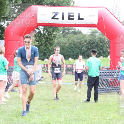 21.06.2026 - 29. Vierlanden-Triathlon Andreas Tolksdorf http://msf.ph/oto/9871829 21.06.2026 10:56:05 Ziel 210, 210 meine-sportfotos.de
