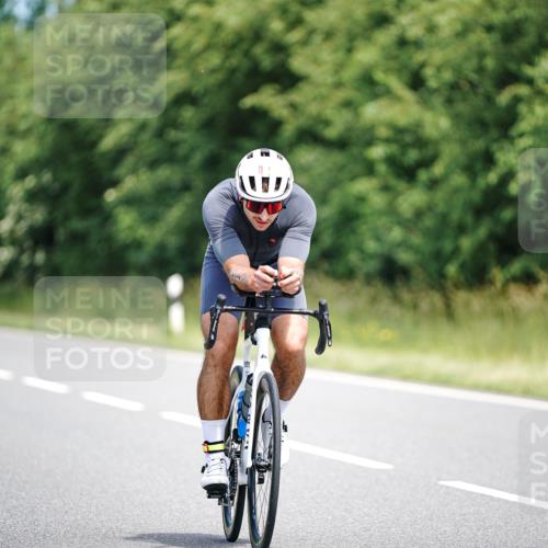 21.06.2026 - Viking Triathlon Michael Burmester http://msf.ph/oto/9877079 21.06.2026 12:59:01 Radfahren 69, 127, 528, 557 meine-sportfotos.de