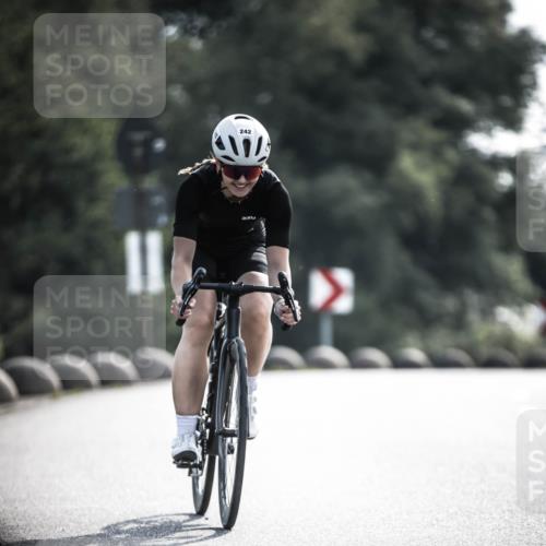 21.06.2026 - 29. Vierlanden-Triathlon H.Heesch http://msf.ph/oto/9878385 21.06.2026 09:07:50 Radfahren 213, 242 meine-sportfotos.de