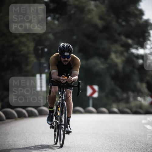 21.06.2026 - 29. Vierlanden-Triathlon H.Heesch http://msf.ph/oto/9880115 21.06.2026 09:12:44 Radfahren 13, 15, 45, 132, 290 meine-sportfotos.de