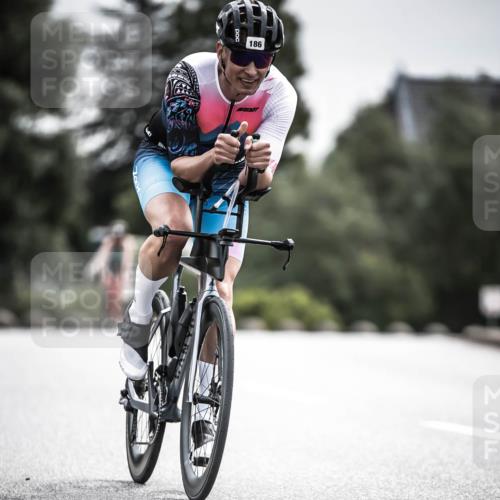 21.06.2026 - 29. Vierlanden-Triathlon H.Heesch http://msf.ph/oto/9884298 21.06.2026 10:36:02 Radfahren 10, 25, 26, 34, 88, 104, 186, 243, 278, 589 meine-sportfotos.de