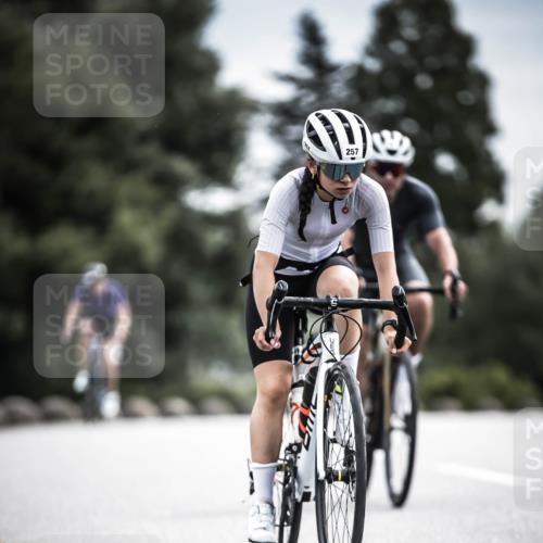 21.06.2026 - 29. Vierlanden-Triathlon H.Heesch http://msf.ph/oto/9887746 21.06.2026 10:45:12 Radfahren 37, 88, 257, 271, 428 meine-sportfotos.de