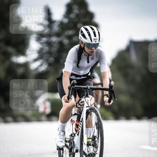 21.06.2026 - 29. Vierlanden-Triathlon H.Heesch http://msf.ph/oto/9887752 21.06.2026 10:45:12 Radfahren 37, 88, 257, 271, 428 meine-sportfotos.de
