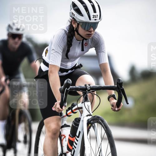 21.06.2026 - 29. Vierlanden-Triathlon H.Heesch http://msf.ph/oto/9887769 21.06.2026 10:45:13 Radfahren 37, 88, 257, 271, 428 meine-sportfotos.de
