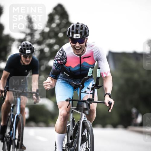 21.06.2026 - 29. Vierlanden-Triathlon H.Heesch http://msf.ph/oto/9897627 21.06.2026 10:02:24 Radfahren 4, 72, 118, 119, 141, 186, 339 meine-sportfotos.de