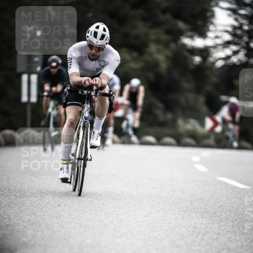 21.06.2026 - 29. Vierlanden-Triathlon H.Heesch http://msf.ph/oto/9901118 21.06.2026 09:29:57 Radfahren 7, 38, 59, 67, 82, 88, 100, 109, 163, 276 meine-sportfotos.de