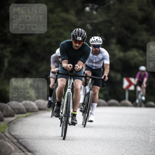 21.06.2026 - 29. Vierlanden-Triathlon H.Heesch http://msf.ph/oto/9901137 21.06.2026 09:29:59 Radfahren 7, 38, 59, 67, 82, 88, 100, 109, 163, 276 meine-sportfotos.de