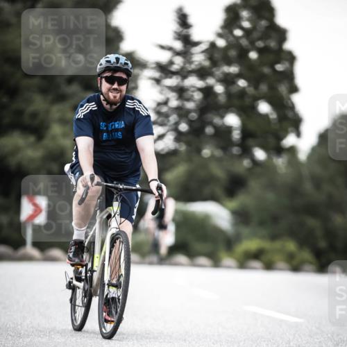 21.06.2026 - 29. Vierlanden-Triathlon H.Heesch http://msf.ph/oto/9901212 21.06.2026 10:11:19 Radfahren 325, 338 meine-sportfotos.de