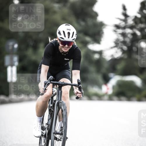 21.06.2026 - 29. Vierlanden-Triathlon H.Heesch http://msf.ph/oto/9901998 21.06.2026 09:43:09 Radfahren 242 meine-sportfotos.de