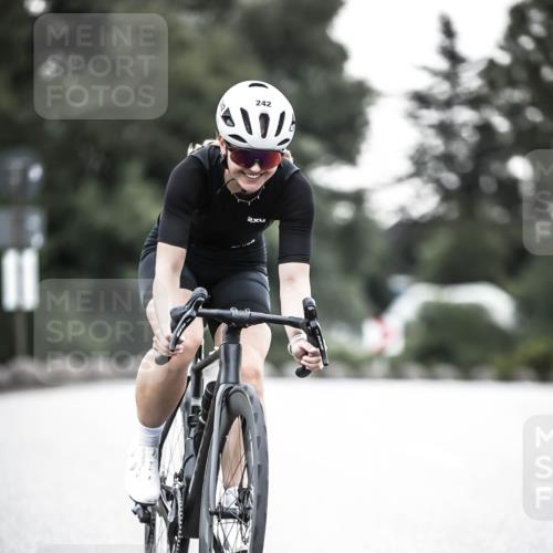 21.06.2026 - 29. Vierlanden-Triathlon H.Heesch http://msf.ph/oto/9902001 21.06.2026 09:43:09 Radfahren 242 meine-sportfotos.de