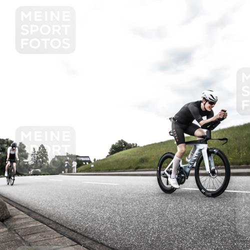 21.06.2026 - 29. Vierlanden-Triathlon H.Heesch http://msf.ph/oto/9903197 21.06.2026 10:05:09 Radfahren 264, 323, 326 meine-sportfotos.de