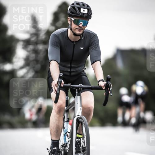 21.06.2026 - 29. Vierlanden-Triathlon H.Heesch http://msf.ph/oto/9906416 21.06.2026 10:24:40 Radfahren 71, 207, 509, 562 meine-sportfotos.de