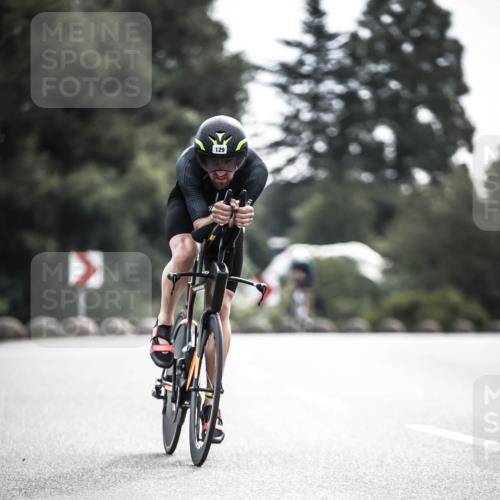 21.06.2026 - 29. Vierlanden-Triathlon H.Heesch http://msf.ph/oto/9906523 21.06.2026 09:20:18 Radfahren 129, 132 meine-sportfotos.de