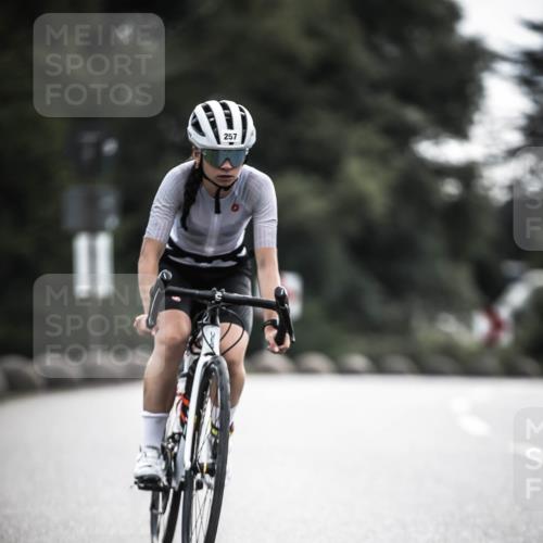 21.06.2026 - 29. Vierlanden-Triathlon H.Heesch http://msf.ph/oto/9906814 21.06.2026 09:21:11 Radfahren 13, 88, 257 meine-sportfotos.de