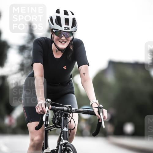 21.06.2026 - 29. Vierlanden-Triathlon H.Heesch http://msf.ph/oto/9909452 21.06.2026 09:29:24 Radfahren 141, 156, 236 meine-sportfotos.de