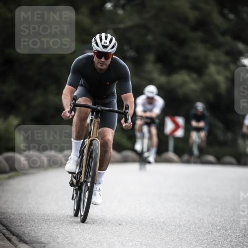 21.06.2026 - 29. Vierlanden-Triathlon H.Heesch http://msf.ph/oto/9909817 21.06.2026 09:29:55 Radfahren 7, 38, 67, 82, 88, 100, 109 meine-sportfotos.de