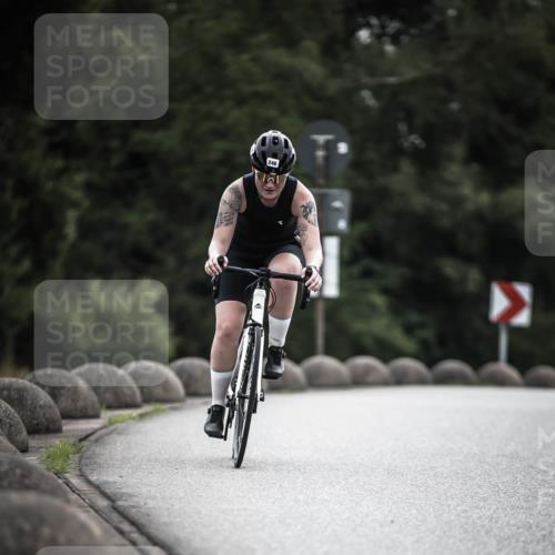 21.06.2026 - 29. Vierlanden-Triathlon H.Heesch http://msf.ph/oto/9910065 21.06.2026 09:30:23 Radfahren 80, 133, 246 meine-sportfotos.de