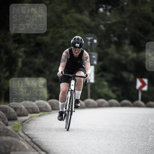 21.06.2026 - 29. Vierlanden-Triathlon H.Heesch http://msf.ph/oto/9910067 21.06.2026 09:30:23 Radfahren 80, 133, 246 meine-sportfotos.de